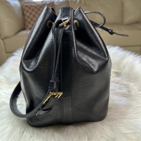 Authentic Louis Vuitton Epi Petit Noe Leather
Shoulder Bag - Picture 6 of 13